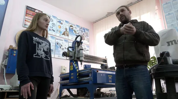 Батько та донька розповідають, як працює музична програма для верстата