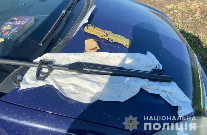 Набої, ножі, гвинтівка: у волинянина знайшли зброю (фото)