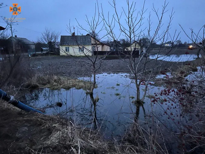 На Волині рятувальники відкачували воду з домогосподарств (фото)