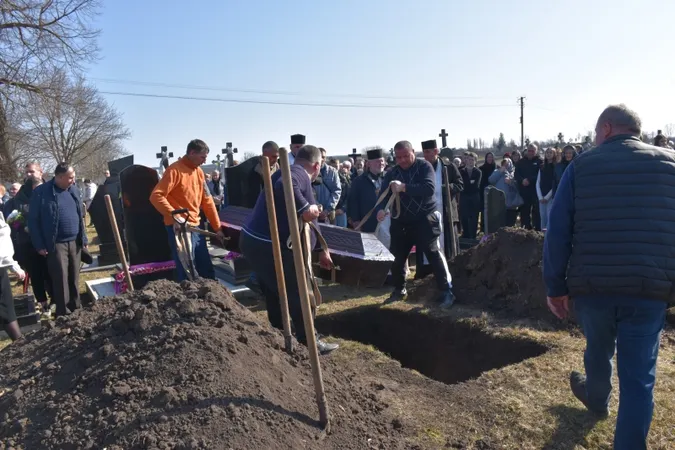 На колінах і зі сльозами: на Волині попрощались з Героєм Василем Філончуком (фото)