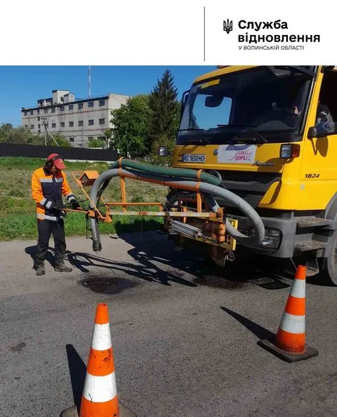 Просять не смітити: на Волині ремонтують дороги і прибирають зупинки (фото)