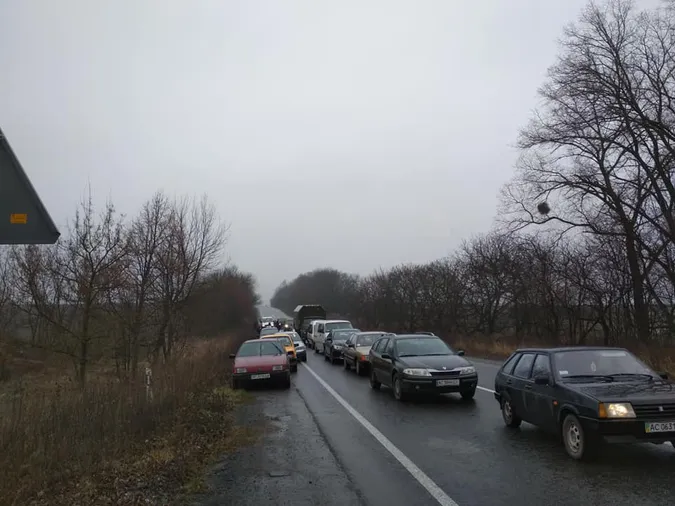 Біля Новосілок на Волині перекрили дорогу (фото)