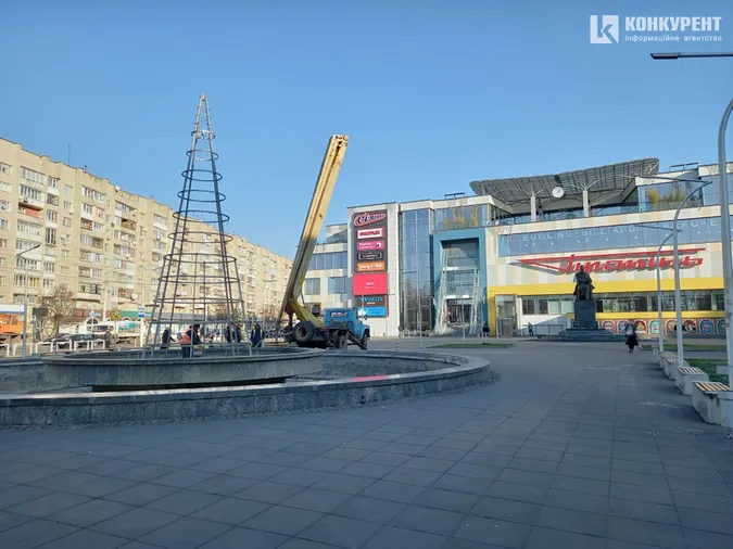 У Луцьку біля «Променя» монтують новорічну ялинку (фото)