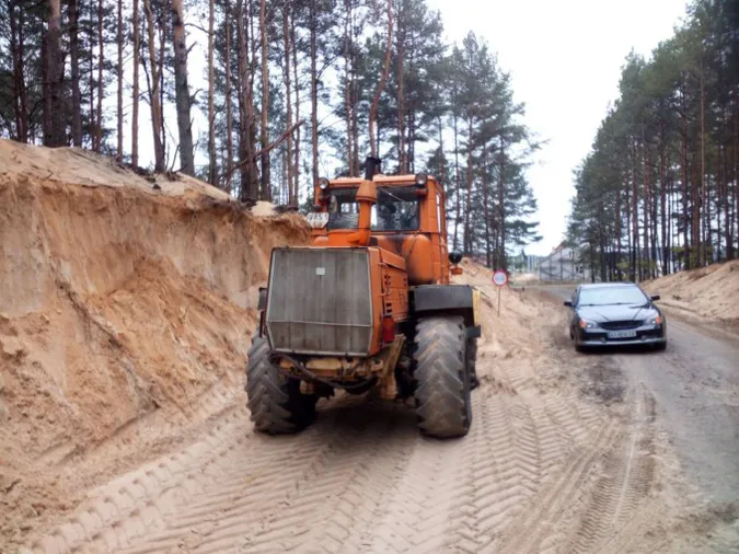 На Маневиччині нелегальні видобувачі піску зруйнували відкоси дороги (фото)