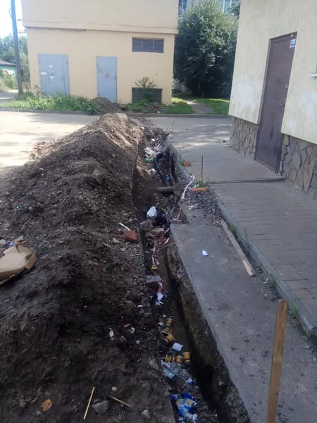 До біди недалеко: лучанин скаржиться на розриті каналізаційні мережі