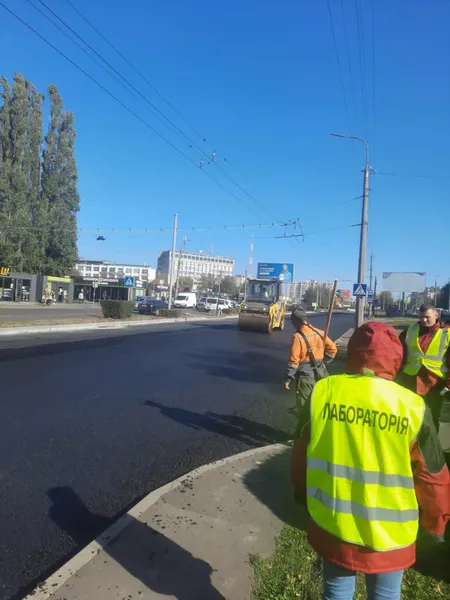 Вкладають на геосітку: у Луцьку асфальтують проспект Соборності (фото, відео)