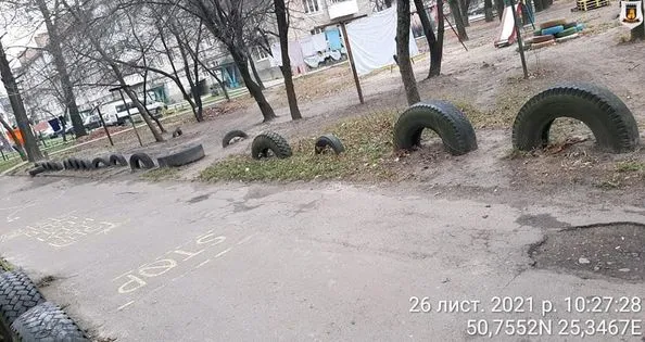 Шкодять здоров'ю: лучан просять повідомляти про старі автомобільні шини у дворах (фото, відео)