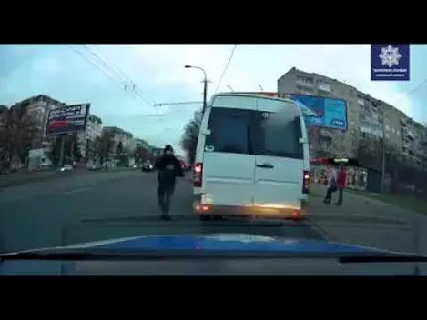 У Луцьку маршрутка промчала на жовте світло (відео)