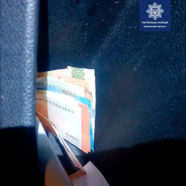 У Луцьку п'яний водій поклав в авто патрульних 1000 гривень та 180 євро (фото)
