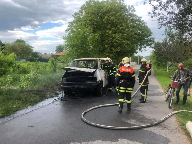 У Володимирі посеред вулиці дотла вигорів мікроавтобус (фото)