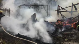 У селищі на Волині горіла господарська будівля (фото, відео)