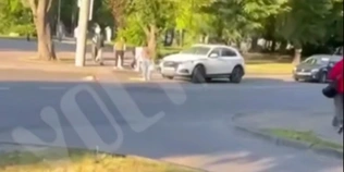У Луцьку під колеса Audi потрапили жінка з дитиною (відео)