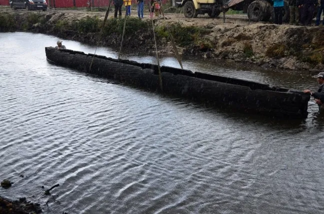 На маневицькому човні-довбанці з'явилася тріщина