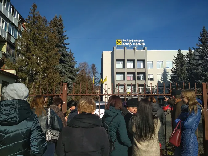 У Луцьку повідомили про замінування банку навпроти 5-ї школи (фото, оновлено)