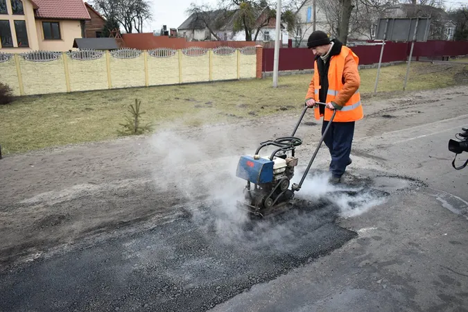 На Волині випробовують нову техніку для ремонту доріг (фото)