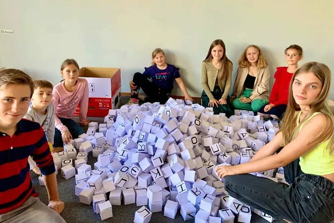Найбільший кросворд українською мовою: школярі встановили рекорд (фото)