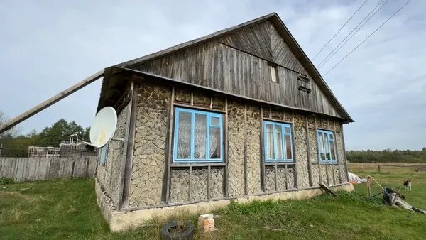 Будинок із дров та глини: волинянин сам звів екооселю, де живе уже три десятиліття (фото)