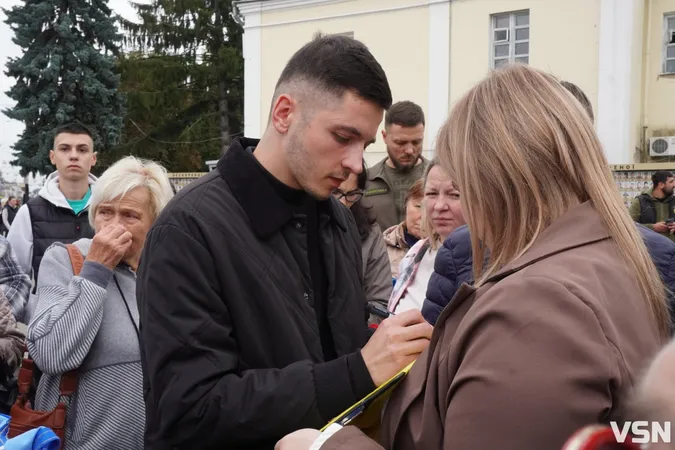«Для мене це вже моя реальність»: у Луцьку зустріли Павла Літвіна після 50 місяців російського полону (фото)