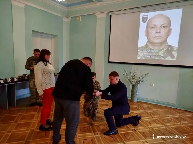 «Комбатантський хрест» і «Хрест доблесті»: родинам Героїв із Волині вручили посмертні нагороди (фото)