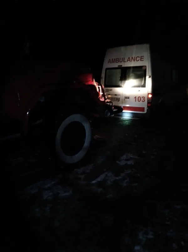 На Волині «швидка» з хворим застрягла в багнюці