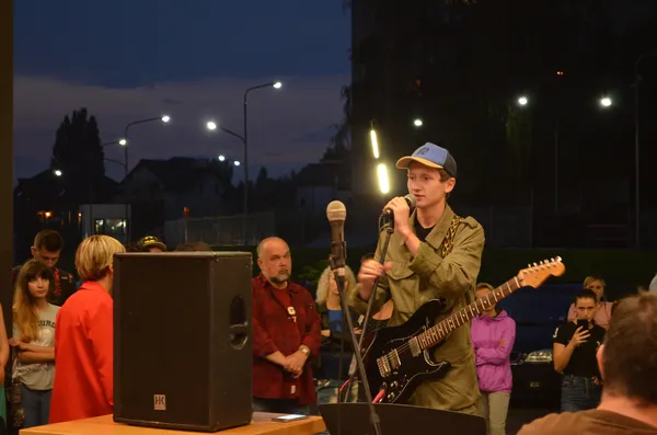 Дощ не завада: лучани зібралися, аби заспівати пісень Кузьми у день його народження (фото)
