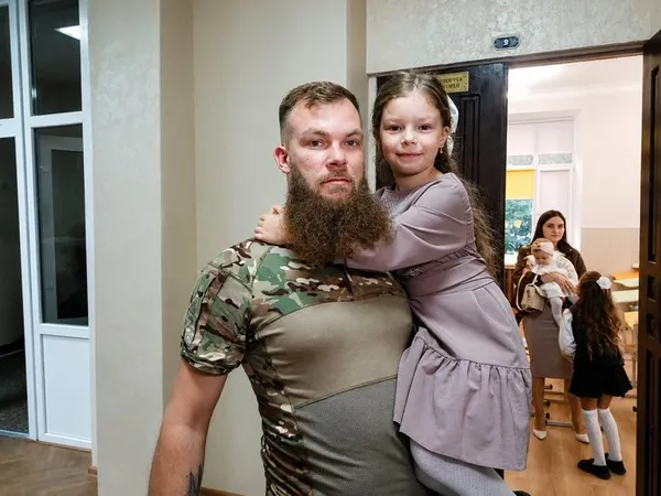 «Я її майже не бачу»: військовий у Луцьку повів доньку до першого класу (фото, відео)