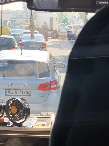 У Луцьку на Львівській – величезний затор: не розминулися DAF і легковик (фото)