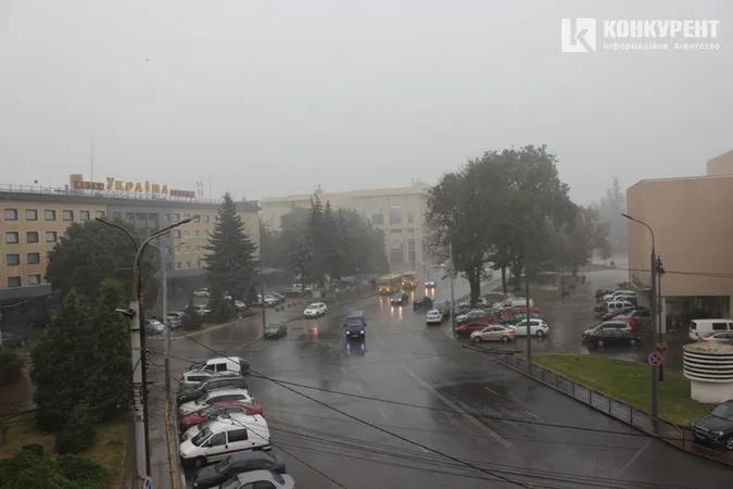 Раптова гроза в Луцьку: машини по колеса у воді (фото, відео)