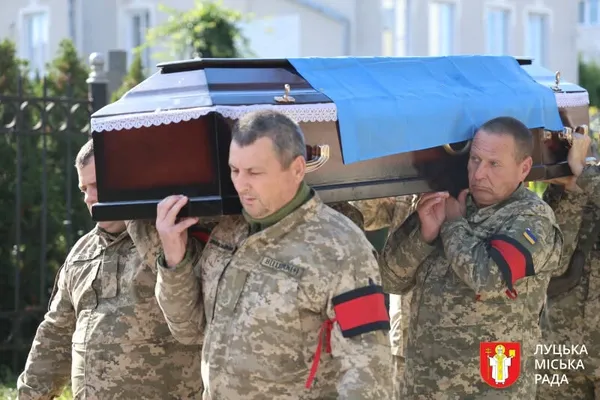 Покинув університет, аби захищати Україну: у Луцьку попрощалися з 19-річним Денисом Бойченком (фото)
