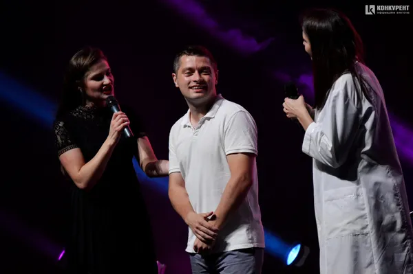 Тверк, «Я же мать» та чоловік на підборах: у луцькому «Промені» запалив «Жіночий квартал» (фото)