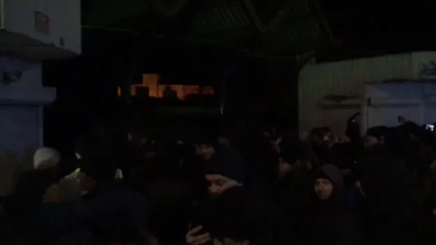 Знову сутички: муніципали зрізають «болгарками» паркан навколо ринку. Базарники перешкоджають (відео)