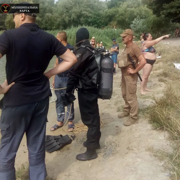 У Києві жінка, яку водолази шукали 2 години, сама підійшла до них і запитала, що сталось
