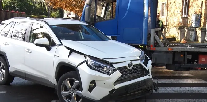 Водій із травмою хребта – у лікарні: подробиці аварії біля історичного у Луцьку (відео)