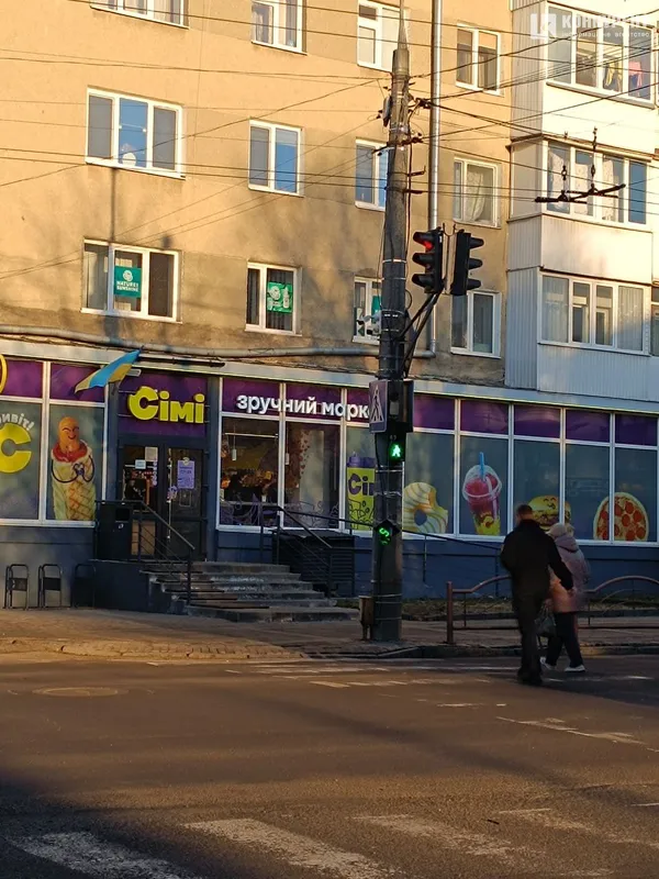 У центрі Луцька відвалився світлофор (фото)