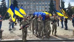 У Ковелі провели останнім земним шляхом захисника Василя Тарасюка (фото)