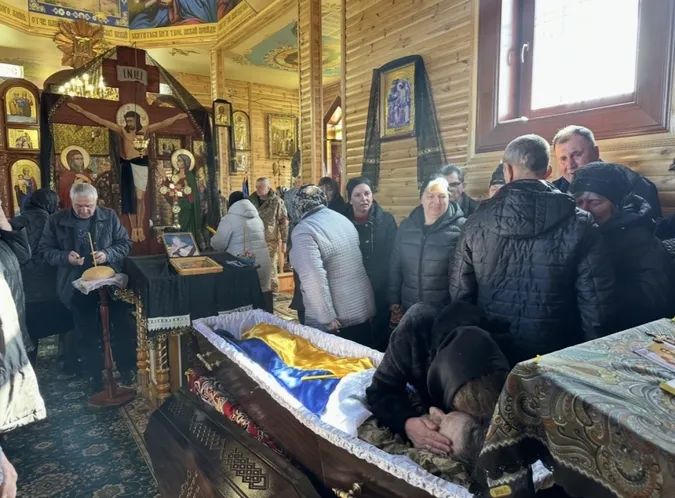 На колінах і зі сльозами: на Волині попрощались з Героєм Василем Філончуком (фото)