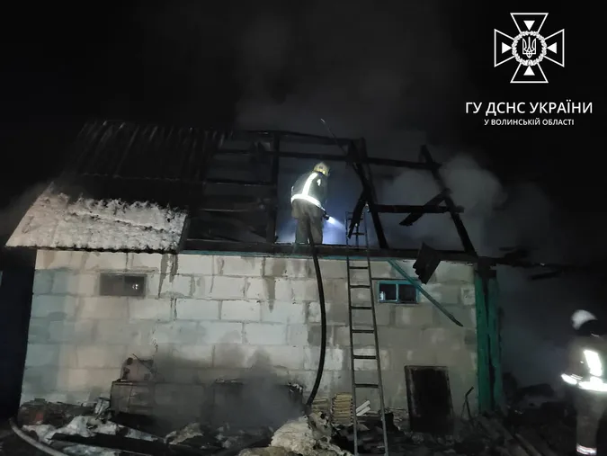 Будинок, гараж і легковик: на Волині в неділю сталися три пожежі (фото)