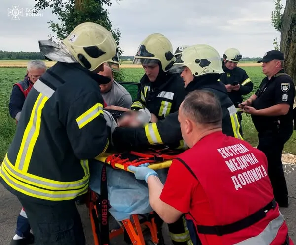 В'їхала у дерево: у Луцькому районі витягали дівчину з понівеченого авто (фото)