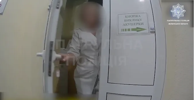 Почалися перейми: вночі у Луцьку патрульні допомогли переселенцям з Києва знайти пологовий (відео)