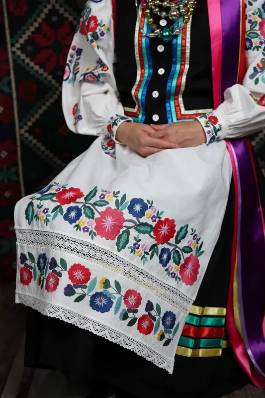 Переколяна гладь, лускавки і волинська крайка: весільний стрій з Любешівщини вдруге отримав нагороду (фото)