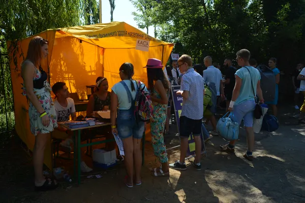 На касі фестивалю обмінюють квиток на браслет, який служитиме пропуском для відвідувачів