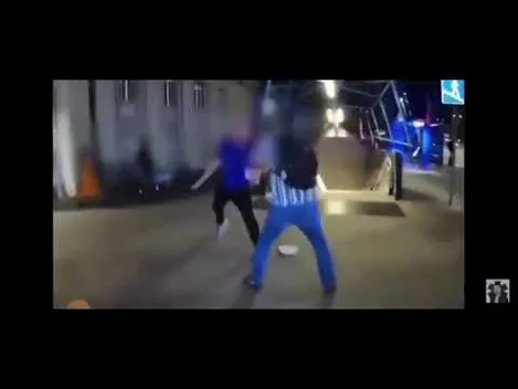У Варшаві фанат путіна накинувся на рятувальників (відео)