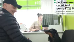 У волинському МРЕО помітили незвичайних відвідувачів: історія мандрівника Віктора та його Жужі