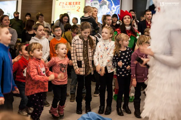 Свято із «миколайчиками»: 500 дітей отримали емоції та подарунки від луцького бізнесмена (фото)
