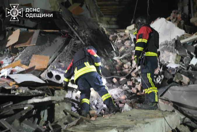 Людей шукають під завалами: показали страшні наслідки масованої атаки на Одесу (фото)