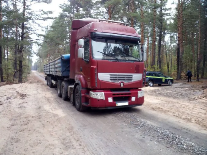 На Маневиччині нелегальні видобувачі піску зруйнували відкоси дороги (фото)