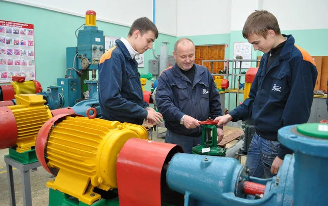 Випускників ПТУ хочуть змусити відпрацьовувати три роки 