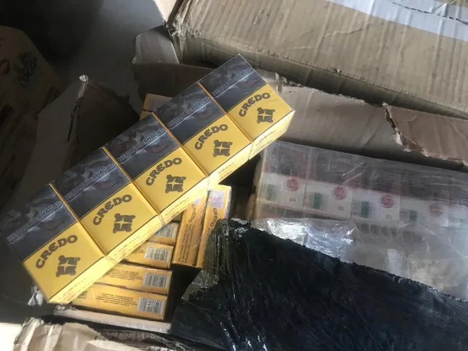 Луцькі прикордонники затримали мікроавтобус, вщент заповнений контрафактом (фото)