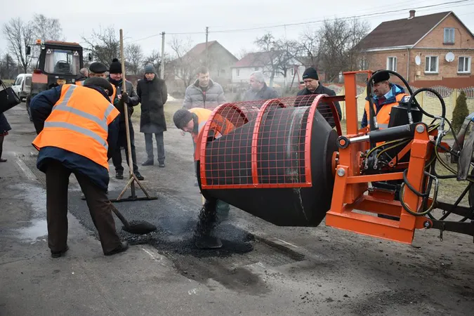 На Волині випробовують нову техніку для ремонту доріг (фото)