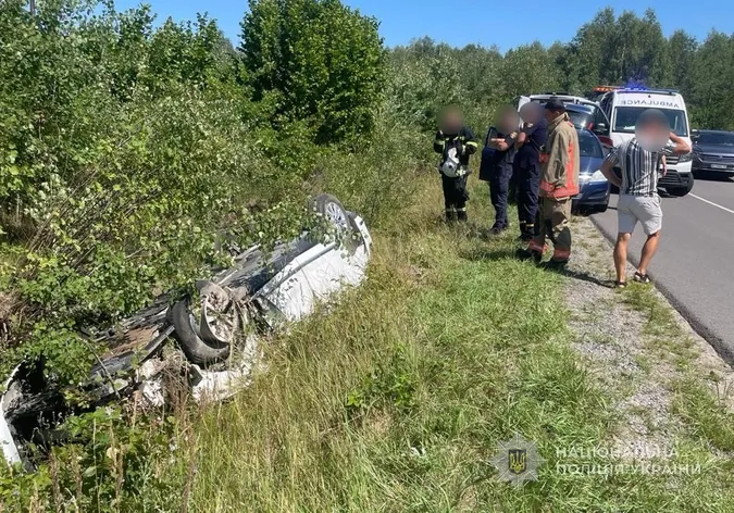 Машина злетіла в кювет, мотоцикліст впав на дорогу: на Волині за добу сталися дві ДТП із п'ятьма потерпілими (фото)